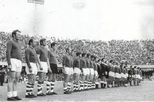 Le formazioni della finale 1970, Napoli-Swindon Town 0-3, da sinistra José Altafini e Ottavo Bianchi - www.swindon-town-fc.co.uk