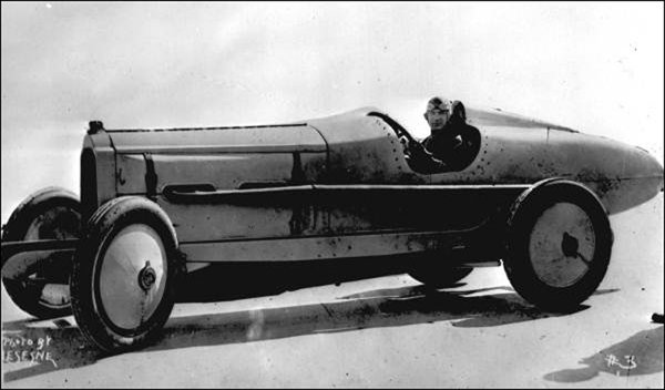 De Palma a bordo della Packard 905 V12, con la quale stabilì il record di uomo più veloce del mondo nel 1919 – www.uniquecarsandparts.com.au