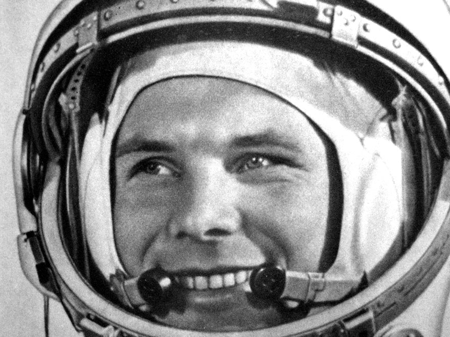 1 человек побывавший в космосе. Гагарин фото в скафандре. Гагарин космонавт постеры. Гагарин в шлеме.